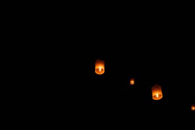 Yi Peng lambası geceleri gökyüzünde yüzer.