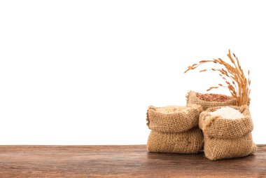 Yasemin pilavı, Yasemin kırmızı esmer pirinç ve Yasemin esmer pirinç tohumları kesme yolu ile beyaz arka planda izole edilmiştir..