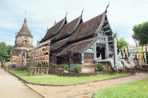 Lokmolee Tapınağı, Loy Krathong festivali sırasında fenerlerle süslenir..