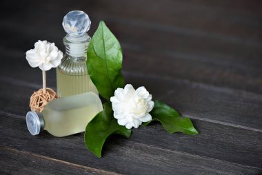 Eski ahşap bir arka planda yasemin çiçekli Aromatherpy.