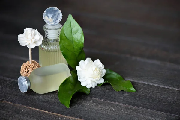 Aromatherpy Perfumami Kwiatu Jaśminu Starym Drewnianym Tle — Zdjęcie stockowe