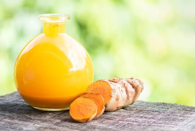 Zerdeçal ya da sokağa çıkma yasağı rhizomu ve doğa arka planında özet.