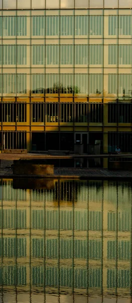 Building Reflection Symmetrical Facade — Stock Photo, Image