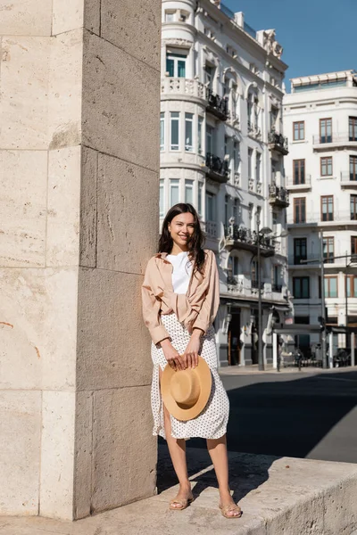 Full Length Brunette Woman Straw Hat Smiling Camera Wall — Foto de Stock