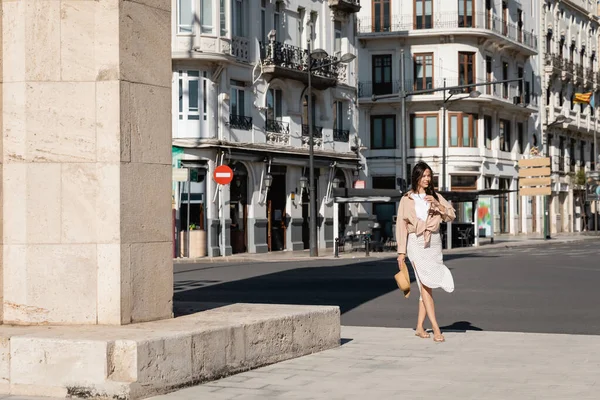 Full Length Brunette Woman Skirt Walking Urban Street — 스톡 사진