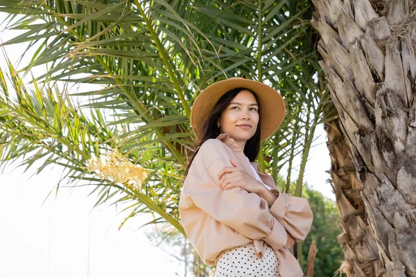 Low Angle View Woman Straw Beige Shirt Smiling Palm Tree — Stok fotoğraf
