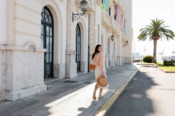 Longitud Completa Mujer Con Sombrero Paja Caminando Largo Edificio Blanco —  Fotos de Stock