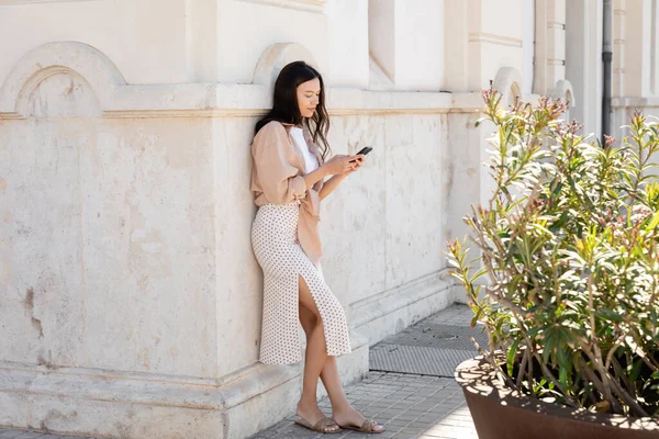 Full Length Woman Skirt Messaging Mobile Phone White Building Green — Stockfoto