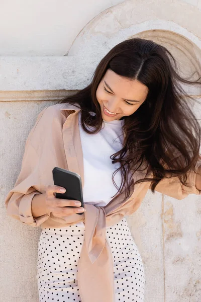 Mulher Morena Alegre Roupas Moda Olhando Para Telefone Celular Livre — Fotografia de Stock