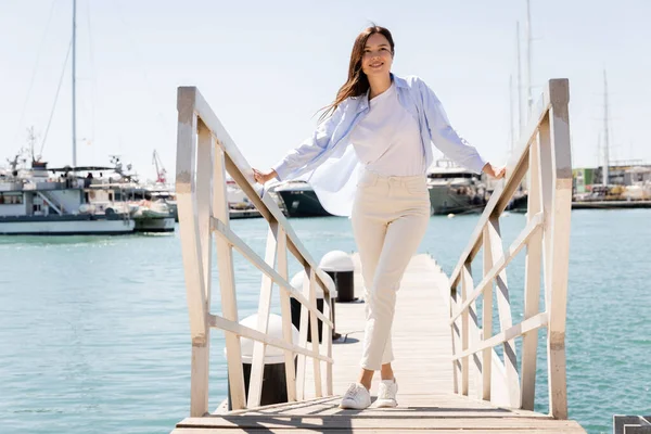 Longitud Completa Mujer Sonriente Pantalones Blancos Pie Muelle Puerto Marítimo — Foto de Stock