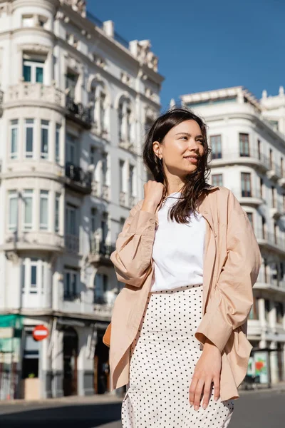 Glimlachende Brunette Vrouw Stijlvolle Kleding Staan Wazig Straat — Stockfoto