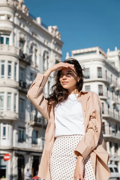 Donna Bruna Abiti Eleganti Guardando Lontano Sulla Strada Della Città — Foto Stock