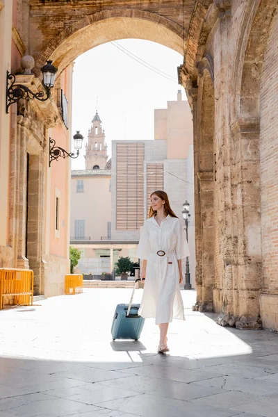 Full Längd Glada Rödhåriga Kvinna Promenader Med Bagage Gatan Valencia — Stockfoto