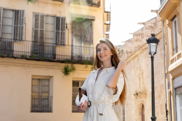 Mujer Joven Complacida Vestido Sosteniendo Bolso Calle Valencia —  Fotos de Stock