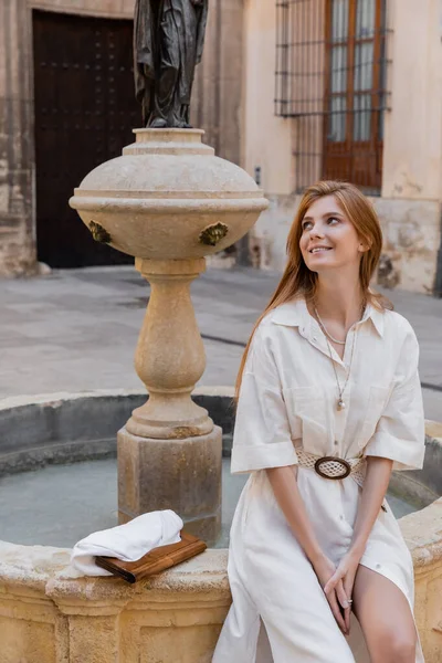 Valencia Çeşmenin Yanında Oturan Beyaz Elbiseli Memnun Kadın — Stok fotoğraf