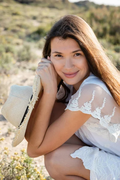 Retrato Mujer Vestido Verano Sosteniendo Sombrero Paja Playa — Foto de Stock