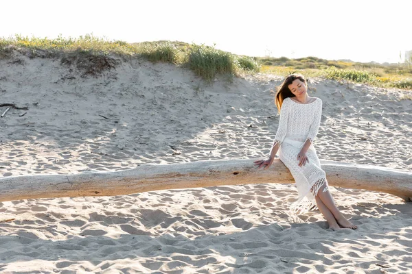 Young Woman Knitted Summer Dress Resting Wooden Log Beach — Stock Photo, Image