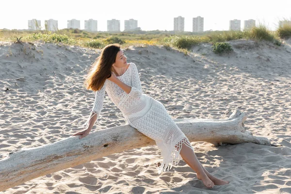 Mujer Pelo Largo Vestido Sentado Tronco Madera Playa — Foto de Stock