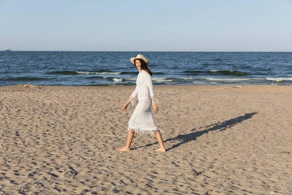 Happy Woman Dress Sun Hat Looking Camera While Walking Beach — Stock Photo, Image