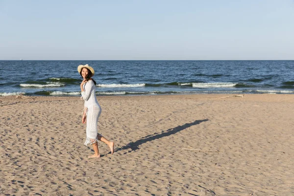 Positive Woman Straw Hat Summer Dress Walking Sea Beach — Stock Photo, Image