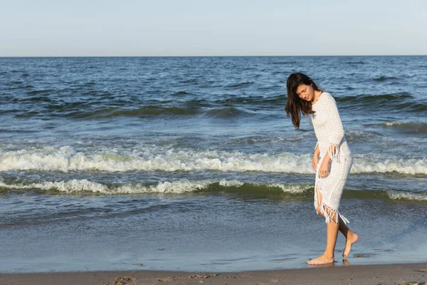 Full Length Brunette Woman Dress Walking Sand Sea — Stock Photo, Image