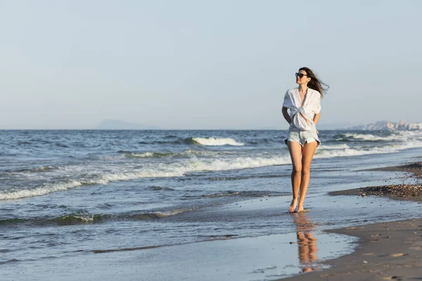 Jovem Mulher Óculos Sol Andando Areia Molhada Praia — Fotografia de Stock