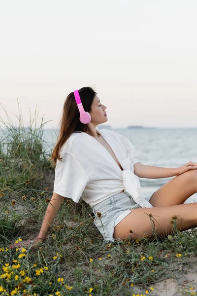 해변에서 헤드폰을 여자의 — 스톡 사진