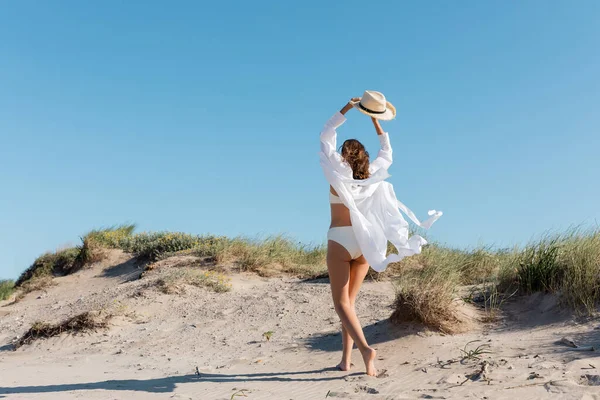 Beyaz Mayo Tişörtlü Çıplak Ayaklı Genç Bir Kadının Kumlu Sahilde — Stok fotoğraf