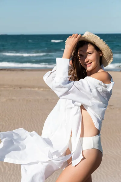 Feliz Joven Mujer Camisa Blanca Sosteniendo Sombrero Sol Cerca Del — Foto de Stock