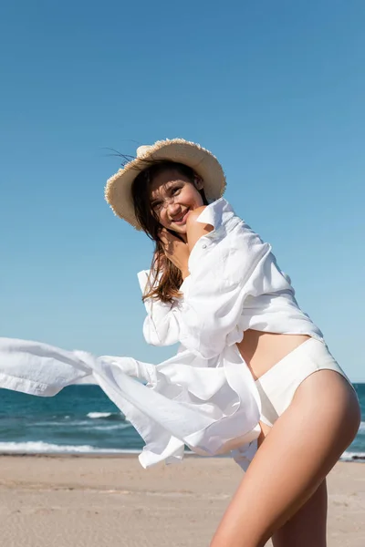 Mujer Joven Positiva Camisa Blanca Sosteniendo Sombrero Sol Cerca Del — Foto de Stock