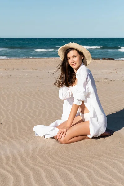 Hasır Şapkalı Esmer Genç Kadın Mavi Okyanusun Yanındaki Altın Kumda — Stok fotoğraf