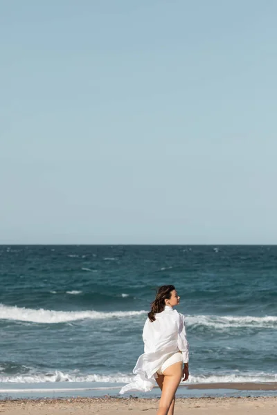 Young Woman White Shirt Swimwear Standing Ocean Beach — Stock Photo, Image