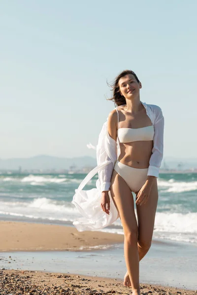 Šťastná Mladá Žena Bílé Košili Plavky Chůze Mořském Břehu — Stock fotografie