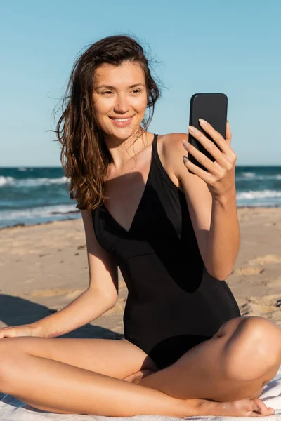 Jovem Feliz Maiô Tirando Selfie Smartphone Perto Mar — Fotografia de Stock