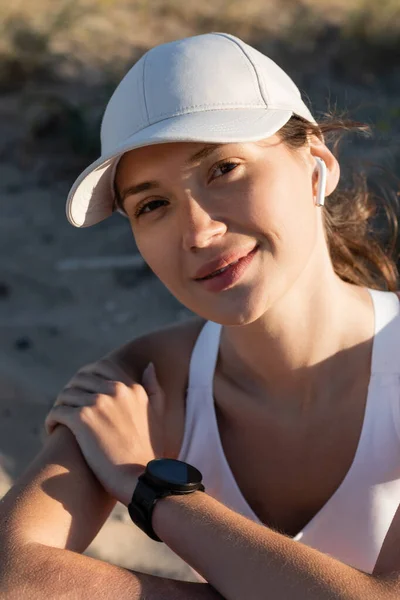 Portret Van Gelukkige Sportvrouw Baseball Cap Luisteren Muziek Draadloze Oortelefoon — Stockfoto