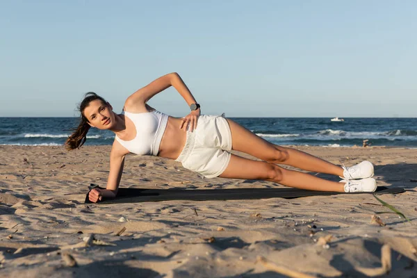 Plná Délka Sportovní Mladá Žena Bílých Teniskách Pracuje Fitness Podložku — Stock fotografie