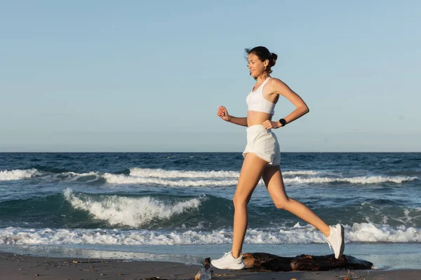 Pełna Długość Szczęśliwy Młody Sportowy Kobieta Jogging Pobliżu Morza Lecie — Zdjęcie stockowe