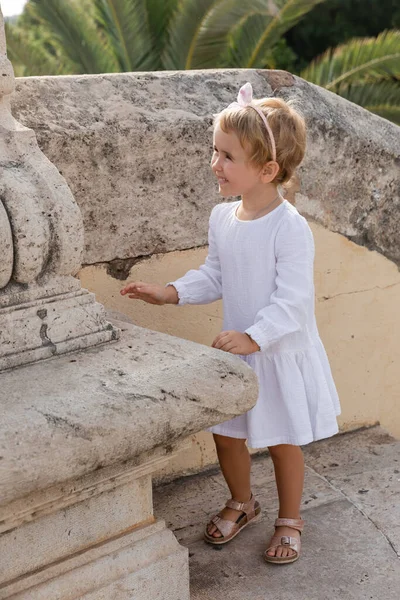 Χαμογελαστό Κοριτσάκι Φόρεμα Στέκεται Κοντά Στην Πέτρα Puente Del Mar — Φωτογραφία Αρχείου
