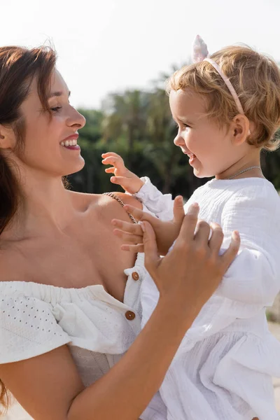 Annenin Valencia 'da giyinmiş küçük kızına bakışı.