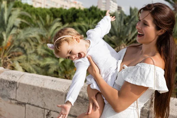 Valencia 'da yaz elbiseleriyle oynayan pozitif aile.