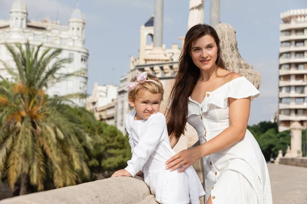 Positive Woman Dress Baby Daughter Looking Away Puente Del Mar — Stok fotoğraf