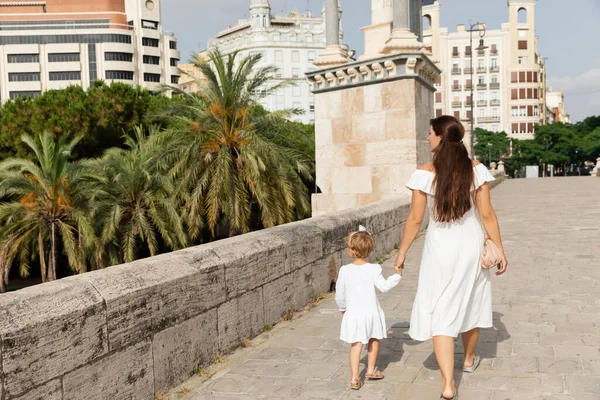 Woman White Dress Holding Hand Kid While Walking Puente Del — Stok fotoğraf