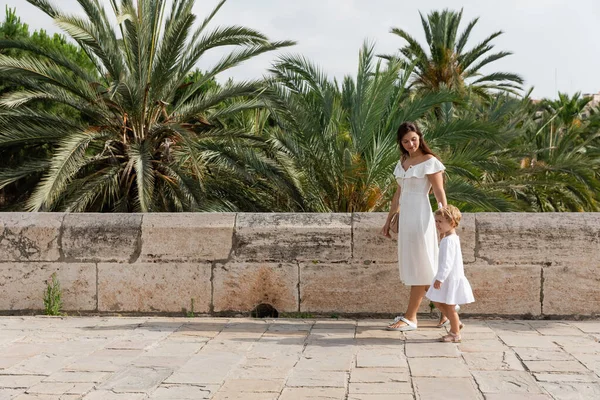 Woman Baby Summer Dresses Walking Palm Trees Valencia — 스톡 사진