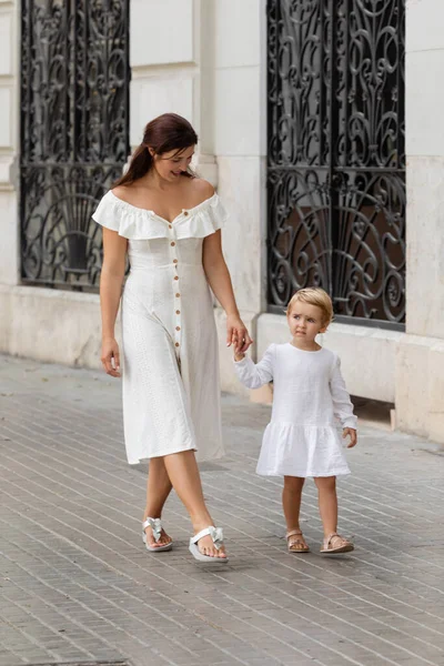 Gülümseyen Anne Çocuk Valencia Yürürken Ele Tutuşuyorlar — Stok fotoğraf
