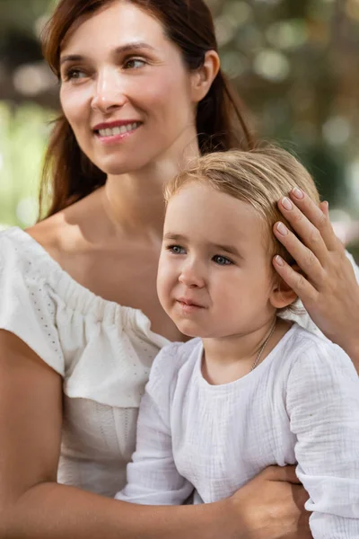 Portrait Blurred Mother Touching Head Toddler Daughter Park — Stock Photo, Image