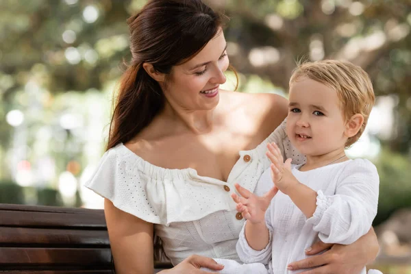 Esmer anne parkta kızına bakıyor. 