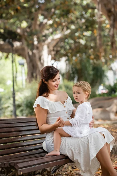 Brunette Woman Holding Hand Looking Baby Daughter Bench Summer Park — Fotografia de Stock