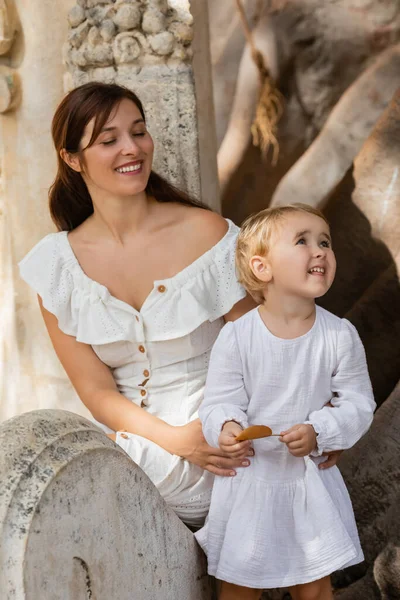 Cheerful Woman Holding Toddler Daughter Leaf Park Spain — Fotografia de Stock