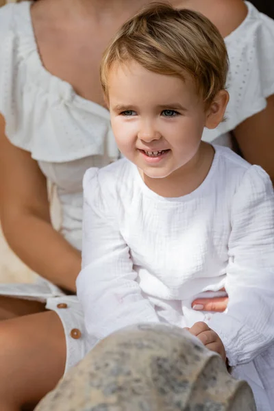 Donna Sfocata Con Bambino Sorridente Abito Bianco Nel Parco — Foto Stock