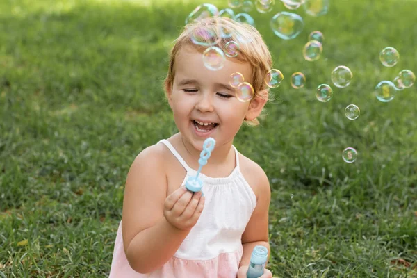 Excited Baby Girl Playing Sop Bubbles Summer Park — Zdjęcie stockowe